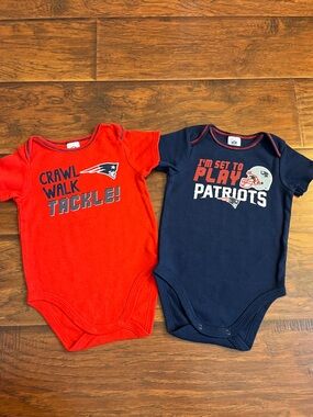 ⭐️⭐️ PICK 5 / $20 (2) NFL Baby One-Piece Bodysuits - New England Patriots 6-12M